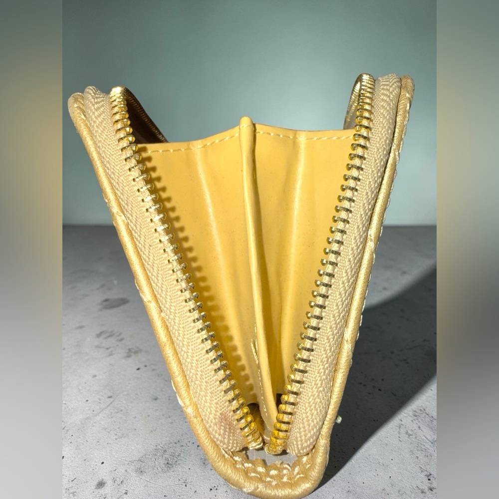 Badgley Mischka Quilted Zip Around Wallet Gold Champagne Logo Wallet - EUC ✨ - Picture 7 of 10